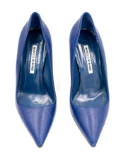 Load image into Gallery viewer, Manolo Blahnik blue heels

